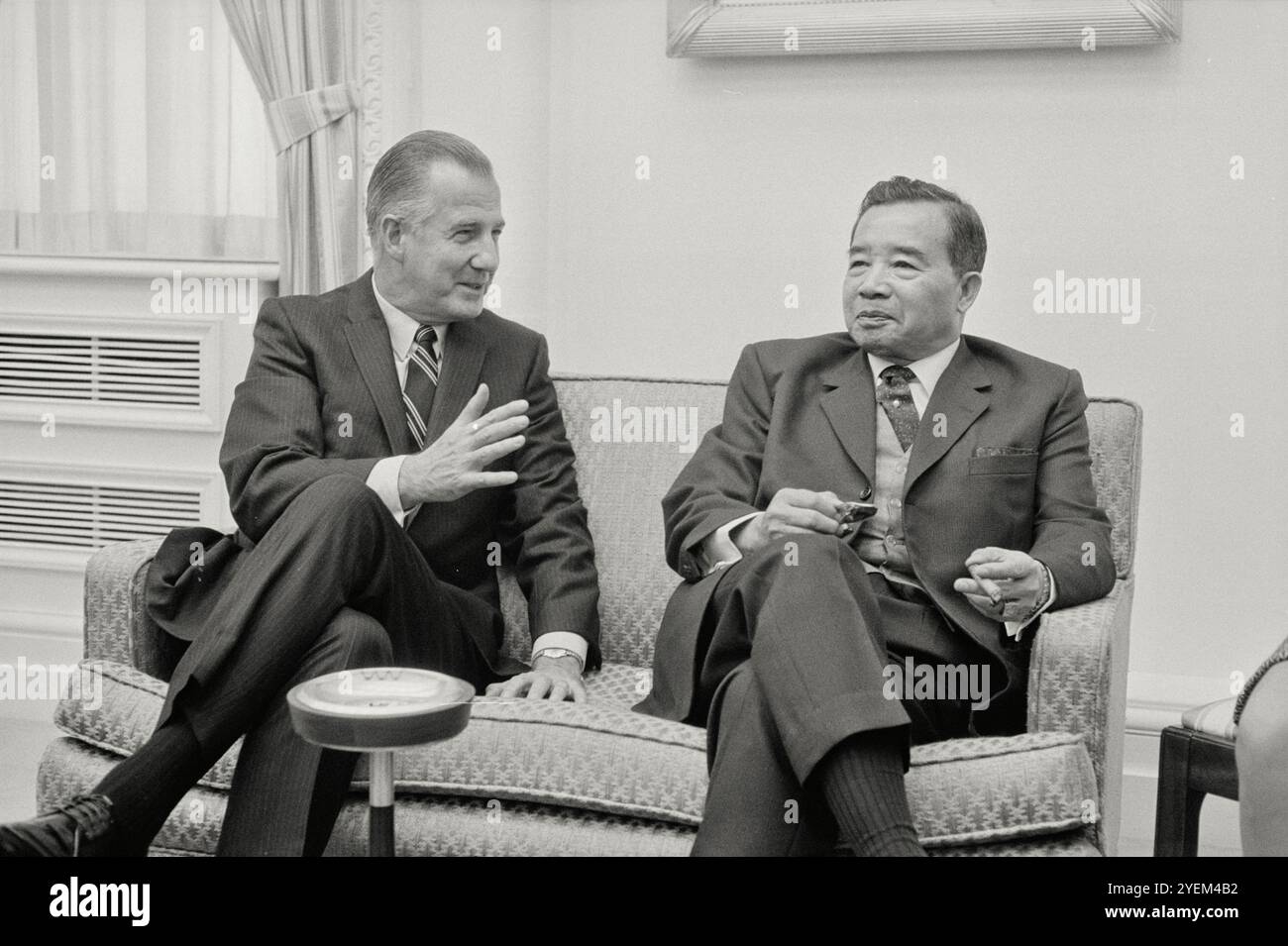 Vice-président des États-Unis Spiro Agnew et Prince Souvanna Phouma. ÉTATS-UNIS. 6 octobre 1969 le prince Souvanna Phouma (1901-1984) fut le chef de la faction neutraliste et premier ministre du Royaume du Laos à plusieurs reprises (1951-1954, 1956-1958, 1960 et 1962-1975). Banque D'Images