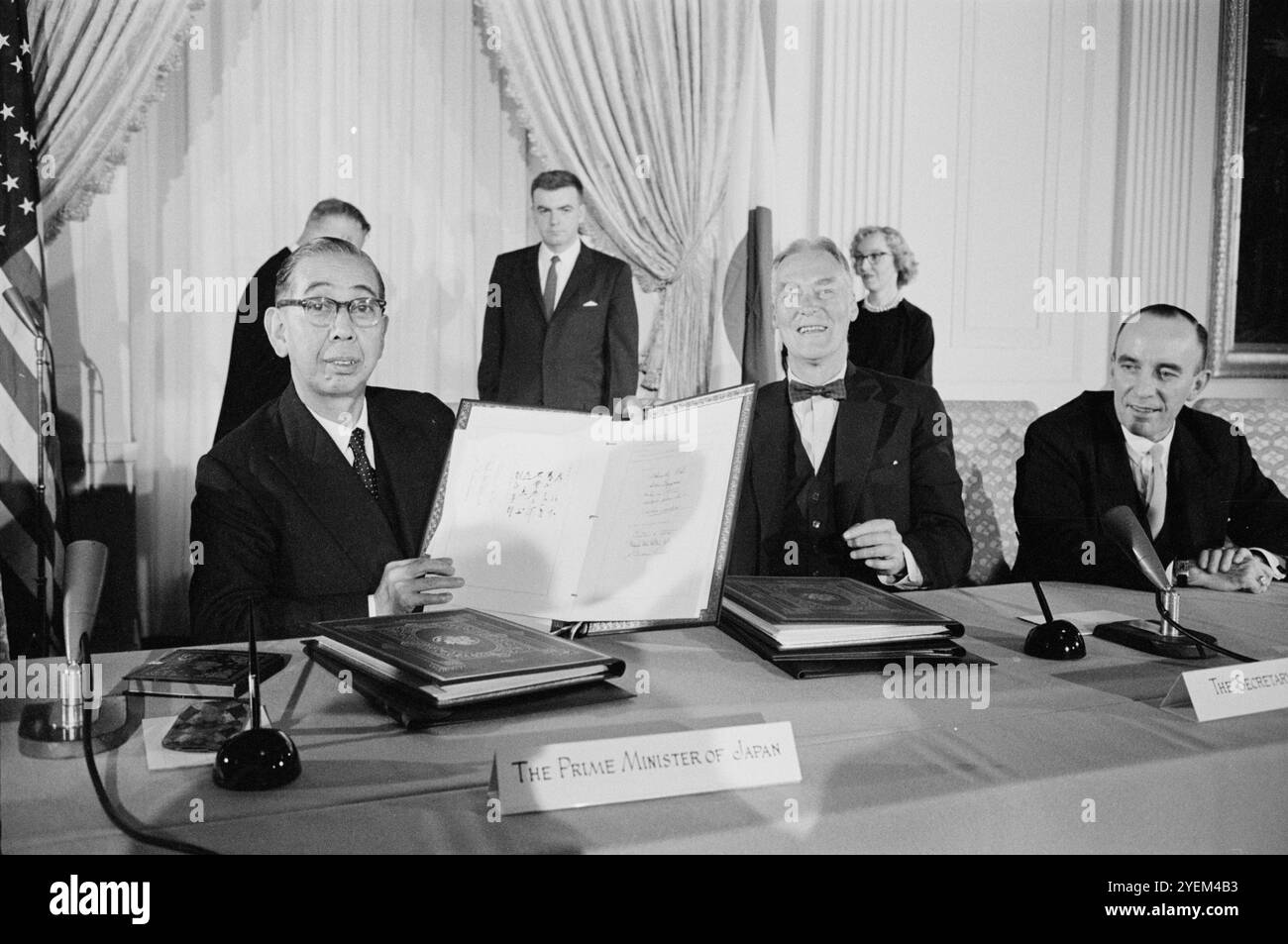 Signature du traité de coopération mutuelle avec le Japon, salle est de la Maison Blanche. Signature de copies du traité. La photographie montre le premier ministre japonais Nobusuke Kishi signant le traité de coopération mutuelle avec le Japon, alors que le secrétaire d'État Christian Herter, et d'autres regardent dans la salle est de la Maison Blanche, Washington, DC, États-Unis. 19 janvier 1960 Banque D'Images