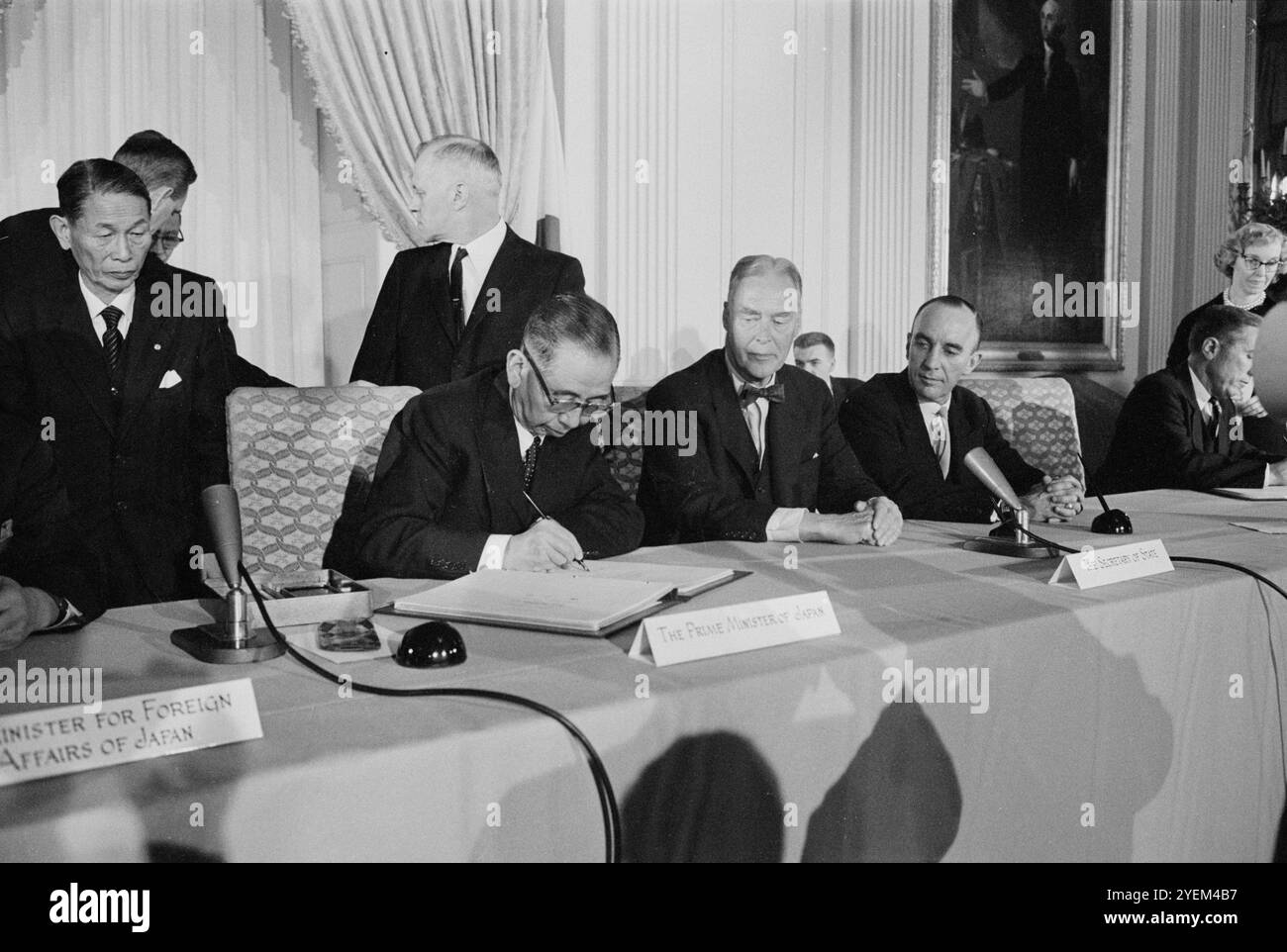 Signature du traité de coopération mutuelle avec le Japon, salle est de la Maison Blanche. Signature de copies du traité. La photographie montre le premier ministre japonais Nobusuke Kishi signant le traité de coopération mutuelle avec le Japon, alors que le secrétaire d'État Christian Herter, et d'autres regardent dans la salle est de la Maison Blanche, Washington, DC, États-Unis. 19 janvier 1960 Banque D'Images