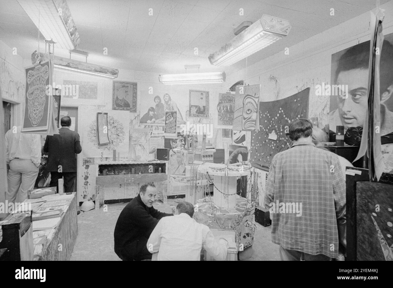Les clients de 'The source', un magasin d'art psychédélique avec des affiches rock et d'autres images sur les murs, 2151 K réunis, N.W. Washington, D.C. USA. 21 avril 1967 Banque D'Images