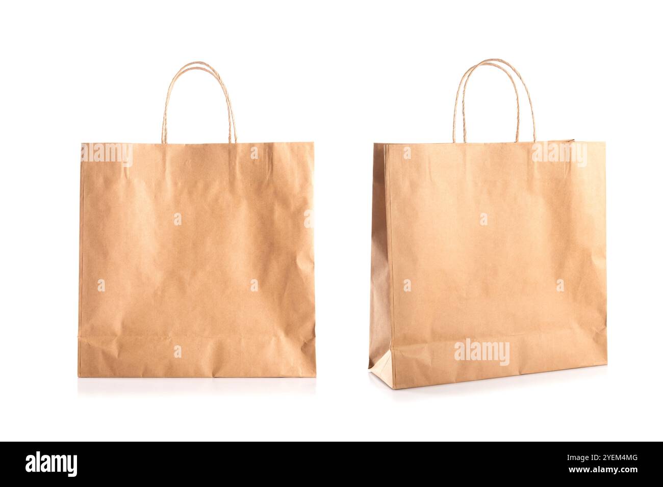 Un sac en papier brun vierge pour l'emballage de magasin, Studio a tourné sur un fond blanc. L'aspect écologique de l'utilisation de matériaux recyclables pour l'emballage, Banque D'Images