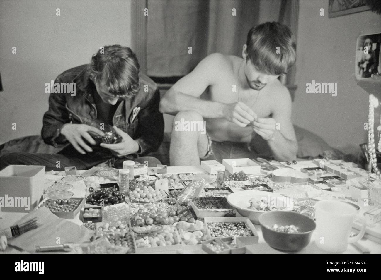 Deux jeunes hommes avec des contenants de perles, fabriquant des bijoux pour leur magasin 'The source', un magasin d'art psychédélique, 2151 K produits N.W., Washington, D.C., USA. 21 avril 1967 Banque D'Images