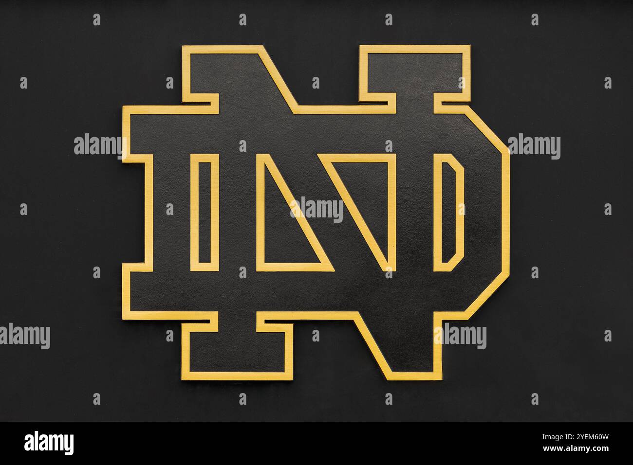 Logo irlandais de combat de l'Université de notre Dame avec un fond noir et un contour doré. Banque D'Images
