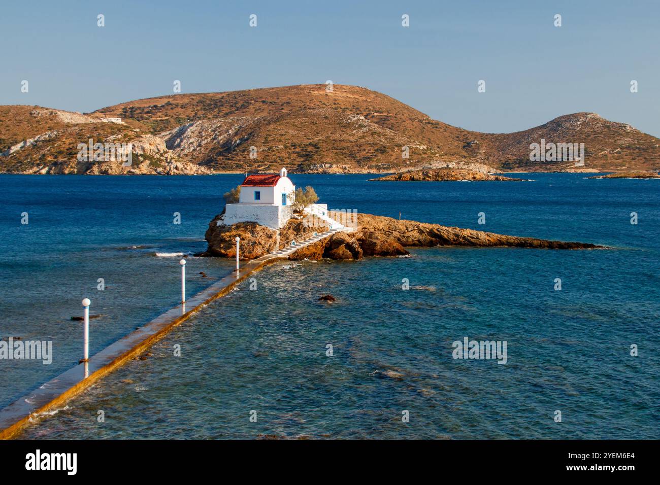 Paysage marin de la célèbre et suggestive église Agios Isidoros de l'île de Leros Banque D'Images