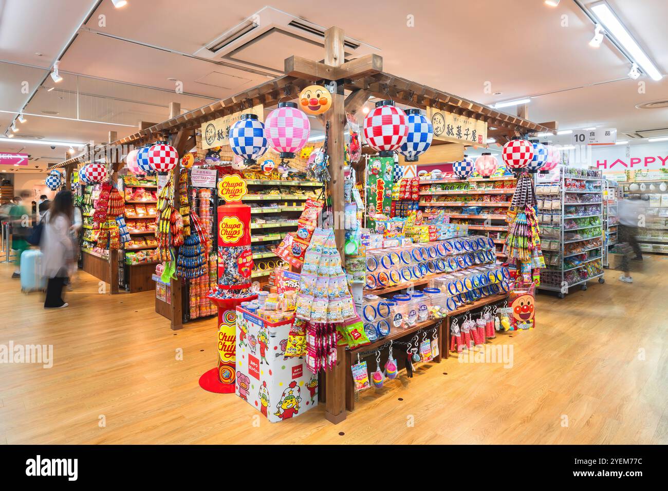 tokyo, japon - 14 mai 2024 : magasin Dagashiya ou magasin de bonbons japonais vendant aux enfants des jouets et des bonbons bon marché ou des snacks comparables à des bonbons au penny. Banque D'Images