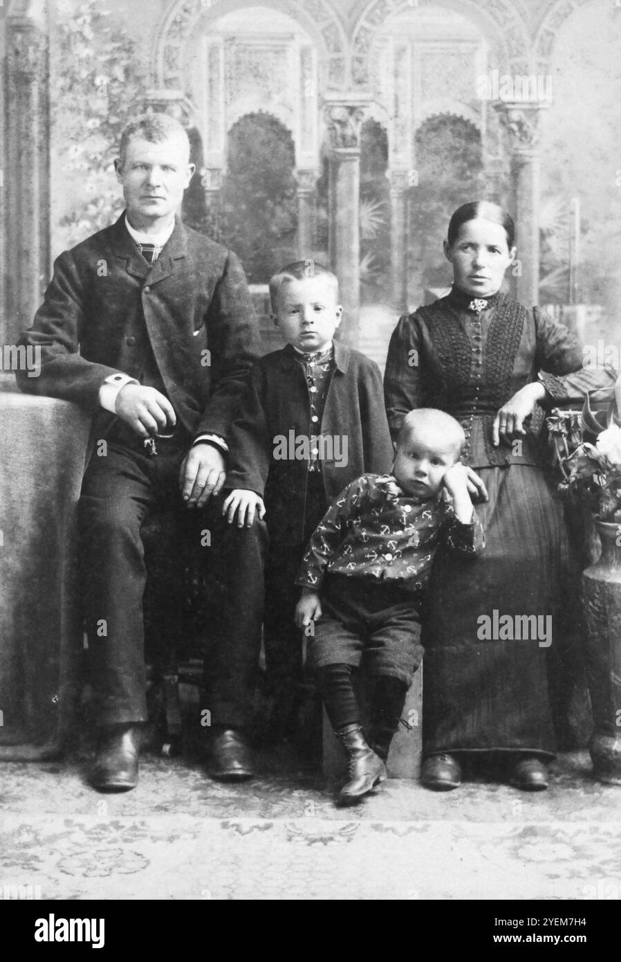 Famille avec un enfant ennuyé tintype portrait, vers 1895. Banque D'Images