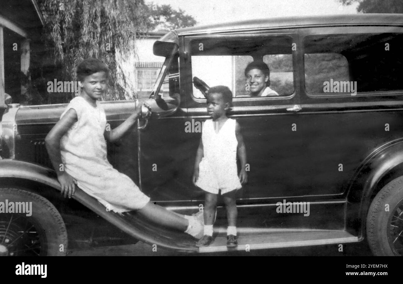 Une mère et ses enfants posent avec leur nouvelle voiture, CA 1930. Banque D'Images