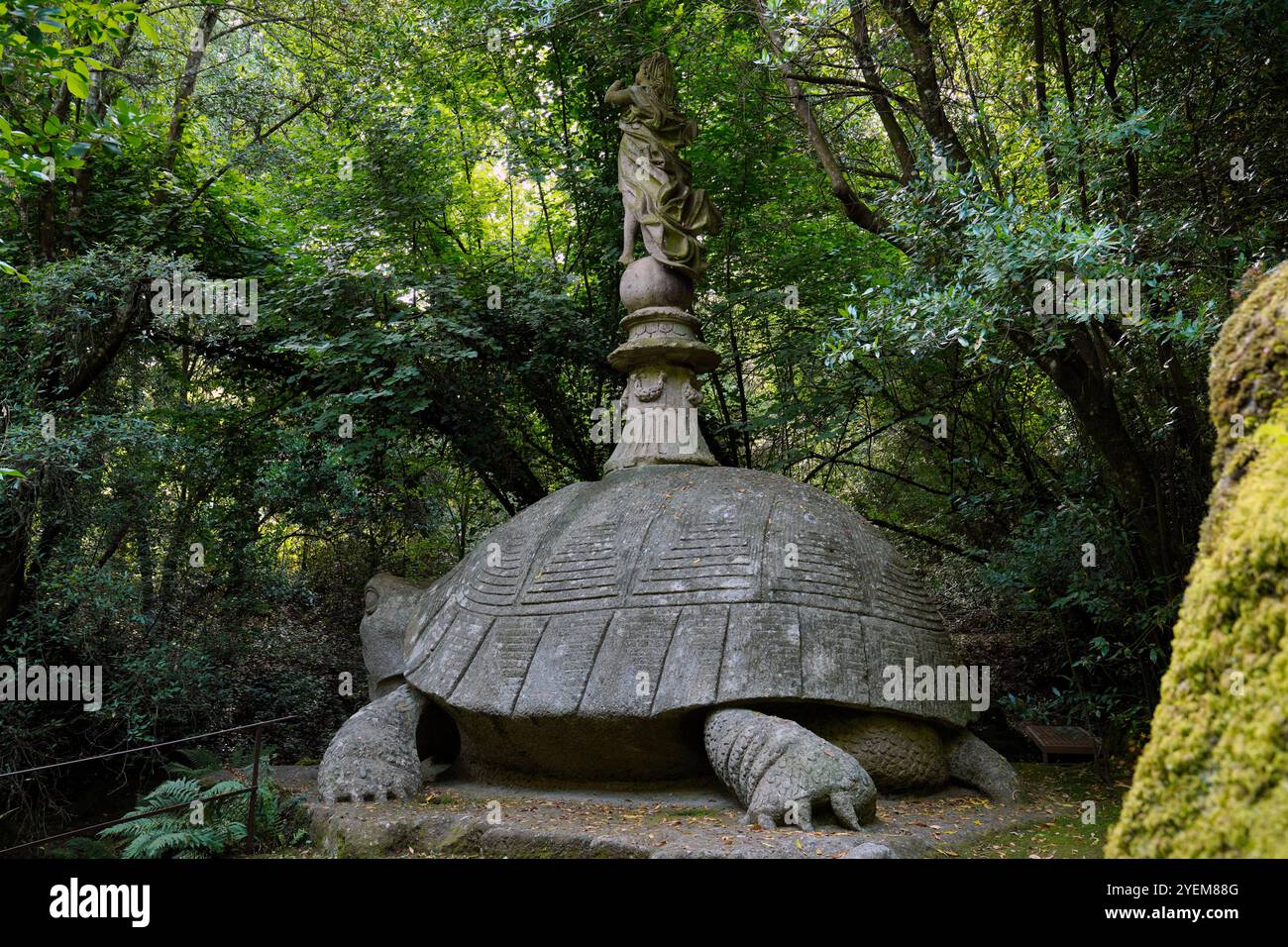 Figure féminine énigmatique sur tortue, Parco dei Mostri Banque D'Images