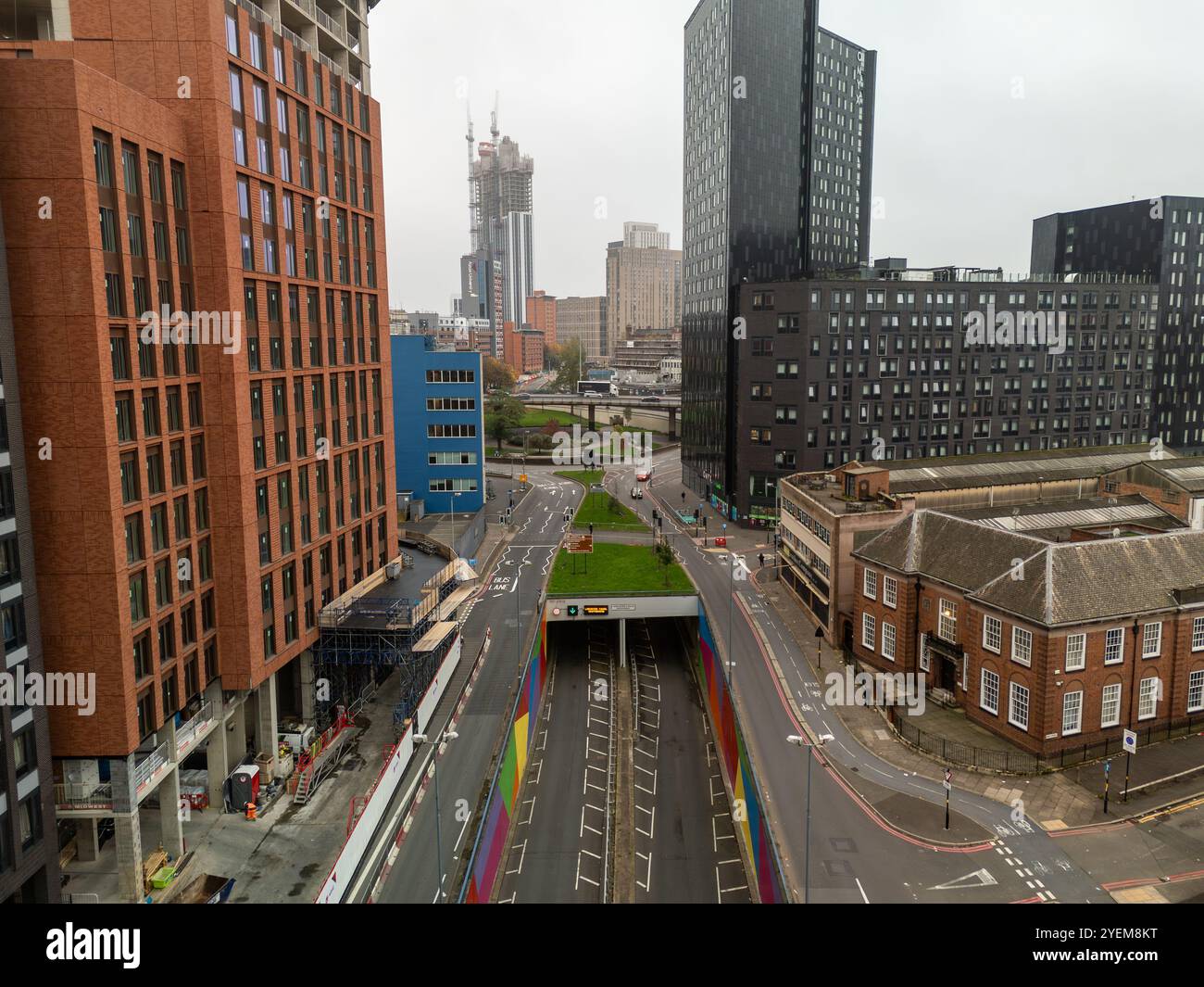 Paysage urbain du centre-ville de birmingham avec des bâtiments modernes, une route et une entrée souterraine colorée, offrant une perspective aérienne de transportati Banque D'Images