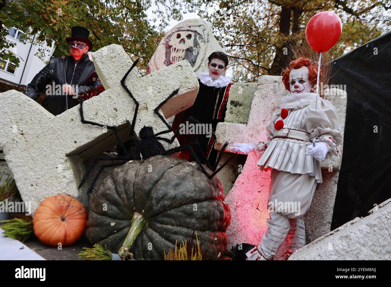 Thale, Allemagne. 31 octobre 2024. Un garçon (R) dans un costume de clown avec le nom Pennywise se tient dans le Kurpark Thale. Le festival d'Hexoween se tient ici pendant quatre jours. Une nouvelle fonctionnalité est un cours effrayant qui enseigne aux visiteurs comment avoir peur. Les autres points forts du week-end incluent un défilé de sorcellerie et un programme de scène coloré. Crédit : Matthias Bein/dpa/ZB/dpa/Alamy Live News Banque D'Images