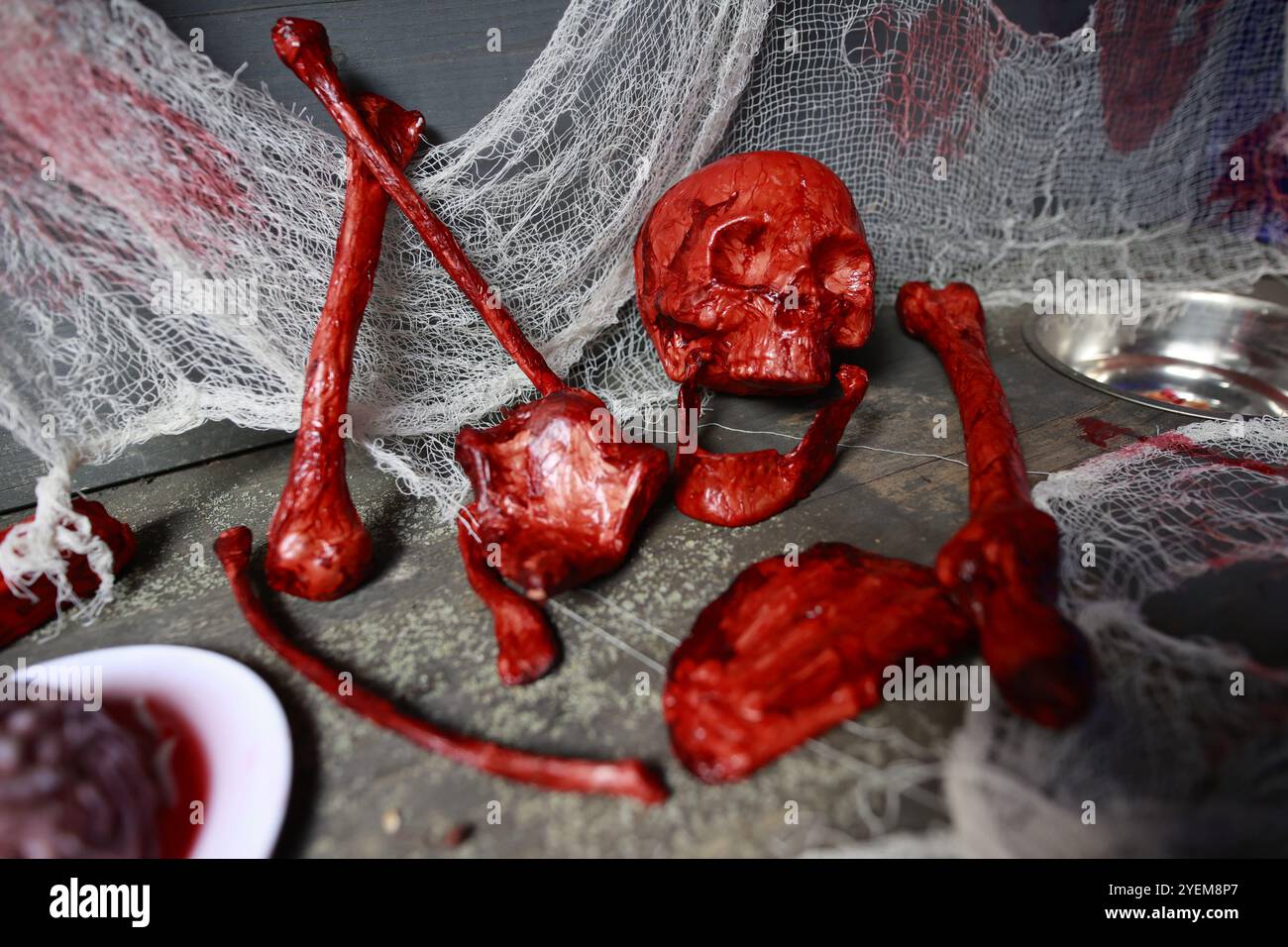 Thale, Allemagne. 31 octobre 2024. Vue d'une scène effrayante dans le parcours effrayant du Kurpark Thale. Le festival d'Hexoween se tient ici pendant quatre jours. Une nouvelle fonctionnalité est un cours effrayant qui apprend aux visiteurs à avoir peur. Les autres points forts du week-end incluent un défilé de sorcellerie et un programme de scène coloré. Crédit : Matthias Bein/dpa/Alamy Live News Banque D'Images