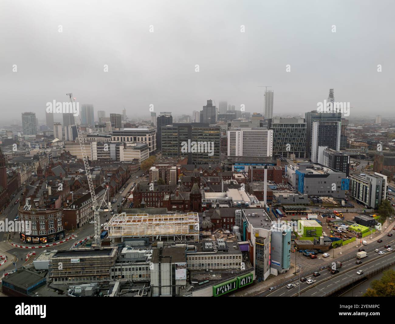 Vue aérienne du centre-ville de birmingham par une journée brumeuse, montrant la construction en cours et le développement urbain Banque D'Images