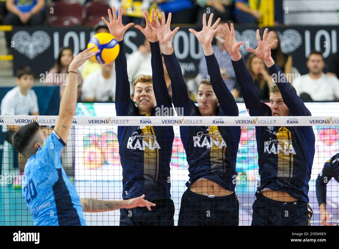 Bloc de Mads Kyed Jensen de Rana Verona et Lorenzo Cortesia de Rana Verona lors du match entre Rana Verona et Cisterna volley, saison régulière Banque D'Images