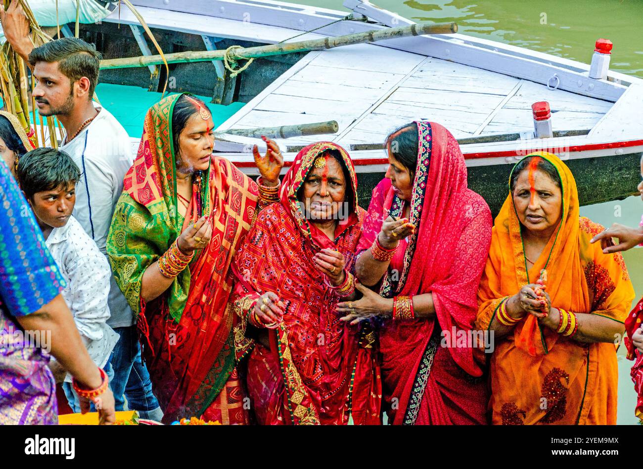 Dévots pendant le festival de Chhath à varanasi inde Banque D'Images