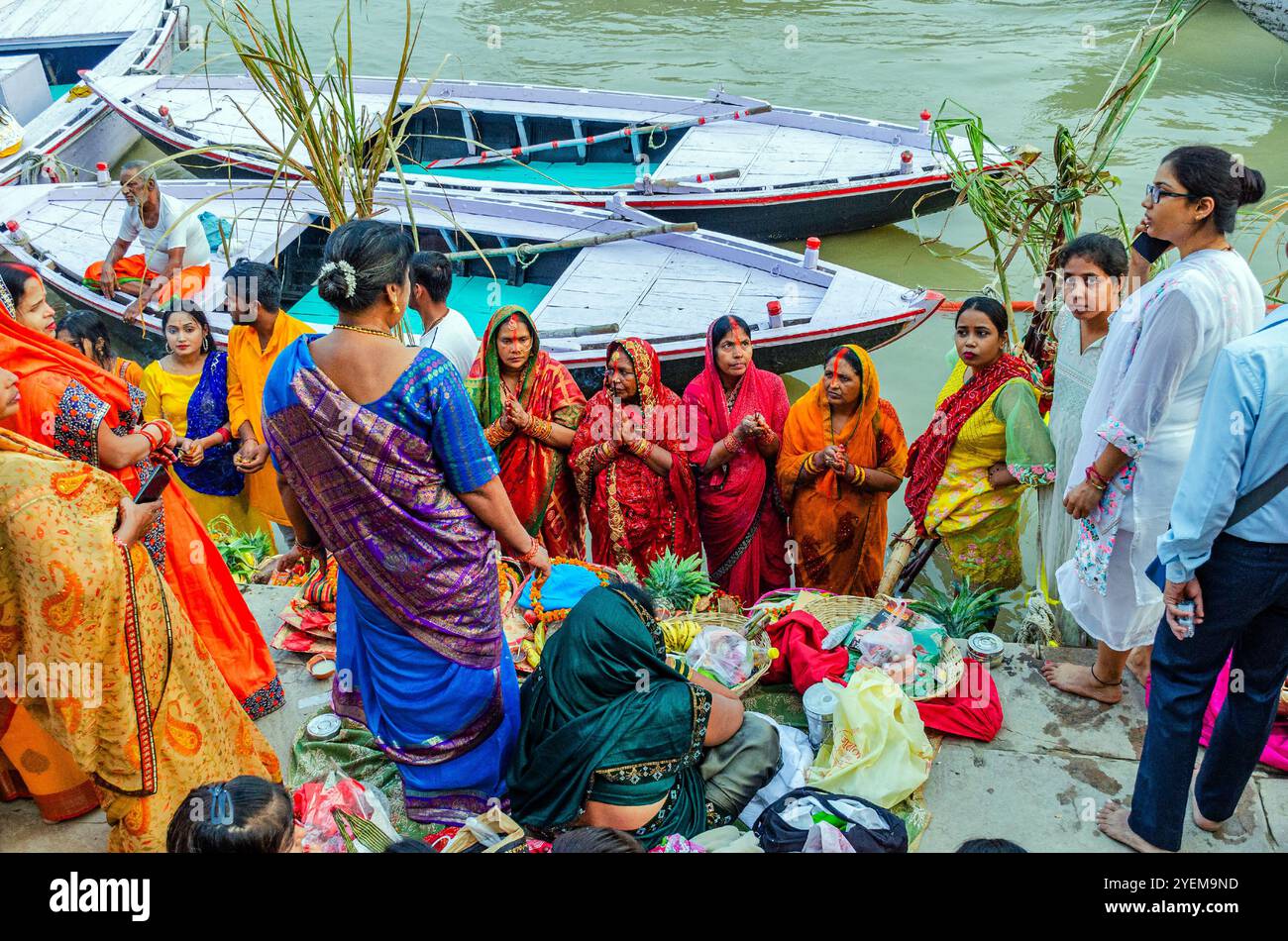 Dévots pendant le festival de Chhath à varanasi inde Banque D'Images