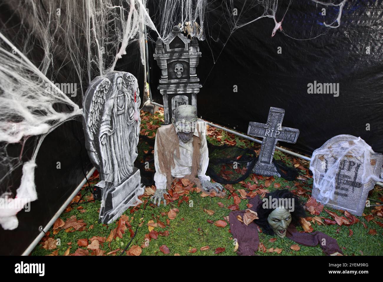 Thale, Allemagne. 31 octobre 2024. Vue d'une scène effrayante dans le parcours effrayant du Kurpark Thale. Le festival d'Hexoween se tient ici pendant quatre jours. Une nouvelle fonctionnalité est un cours effrayant qui apprend aux visiteurs à avoir peur. Les autres points forts du week-end incluent un défilé de sorcellerie et un programme de scène coloré. Crédit : Matthias Bein/dpa/ZB/dpa/Alamy Live News Banque D'Images