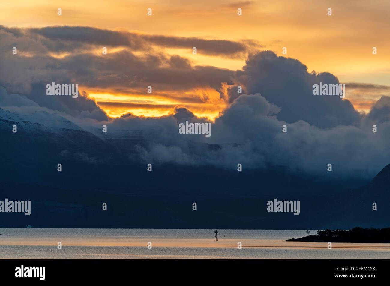 Le soleil d'automne se lève sur le Vagsfjorden près d'une petite ville de Harstad en Norvège, Scandinavie. Banque D'Images