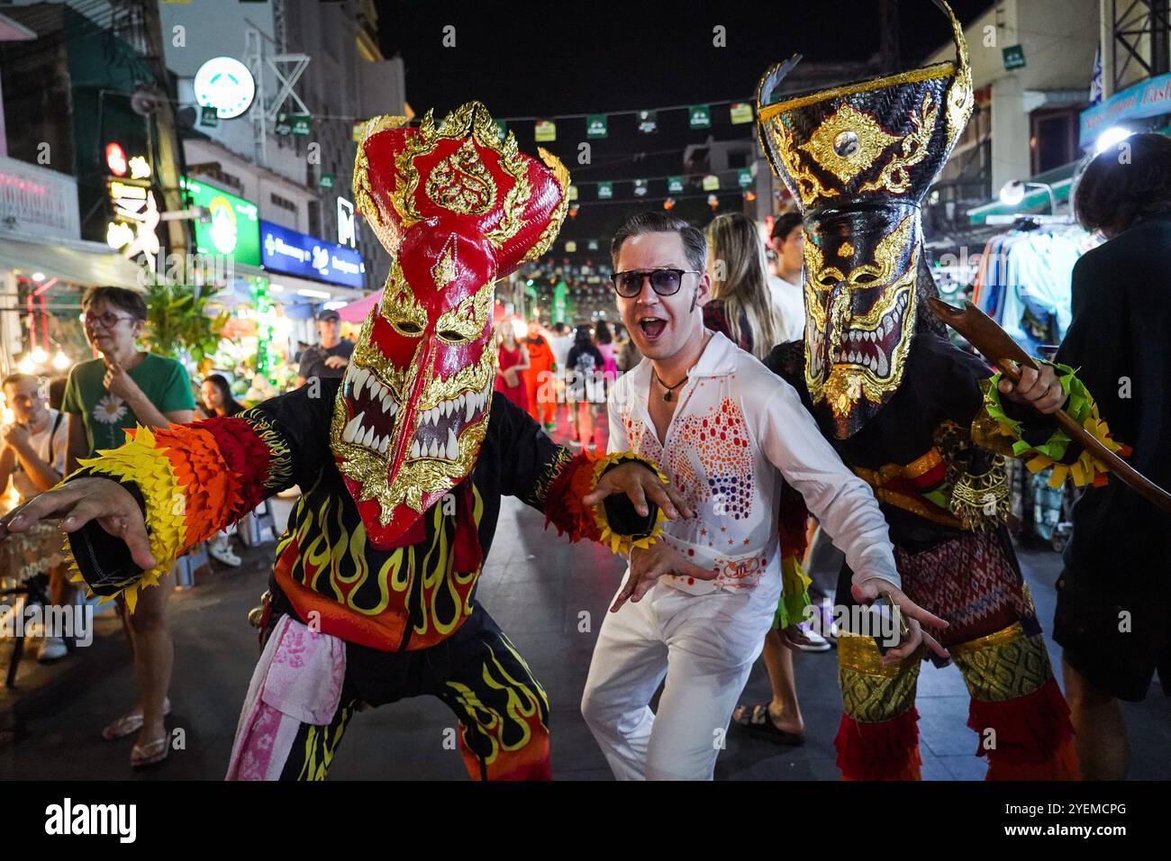 Bangkok, Thaïlande. 31 octobre 2024. Un touriste prend des photos avec Phi Ta Khon alors qu'il célèbre Halloween. A Bangkok Thaïlande à Khao San Road, une nuit remplie de costumes, de festivités et d’une touche de mystère. (Photo de Seksan Rochanametakul/SOPA images/SIPA USA) crédit : SIPA US/Alamy Live News Banque D'Images