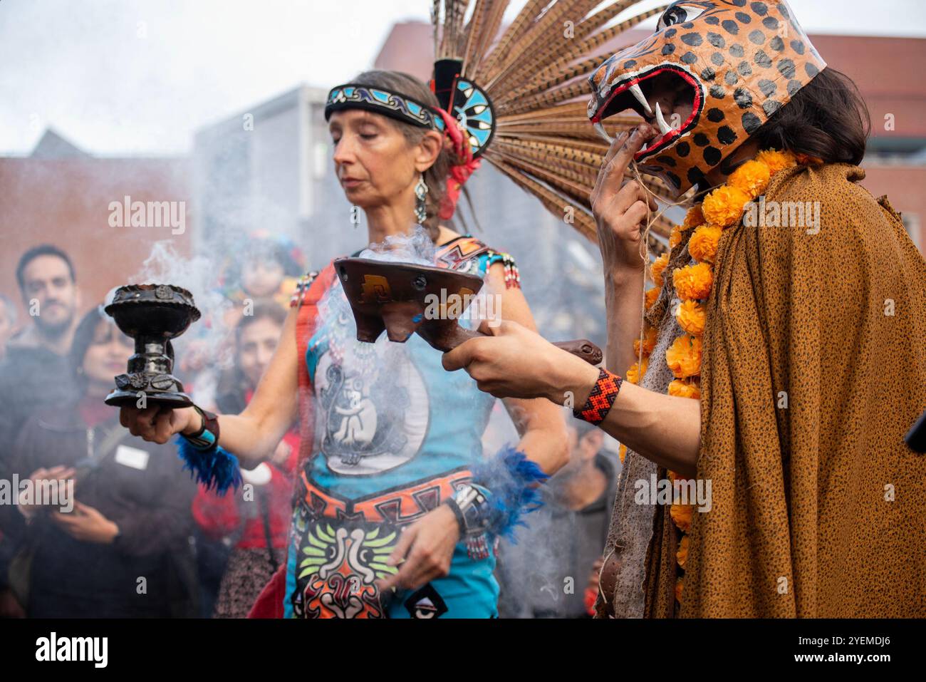 Jaguar a masqué le chaman et son aide vus pendant la cérémonie. Les danseurs aztèques Atlachinolli ont assisté au jour des morts 2024 (Dia de Muertos) à Camden Town, Londres. Le jour des morts est le plus ancien événement mexicain où les Mexicains se souviennent de leurs proches avec de la nourriture, des boissons et des décorations. Banque D'Images