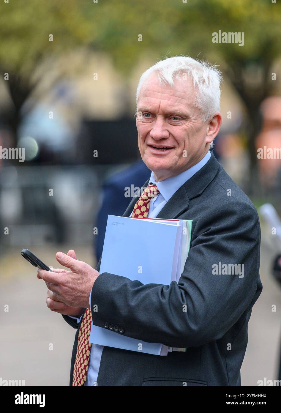 Graham Stuart député (Con : Beverley et Holderness) sur College Green, Westminster, sera interviewé après le premier budget du nouveau gouvernement travailliste - 30e. Banque D'Images