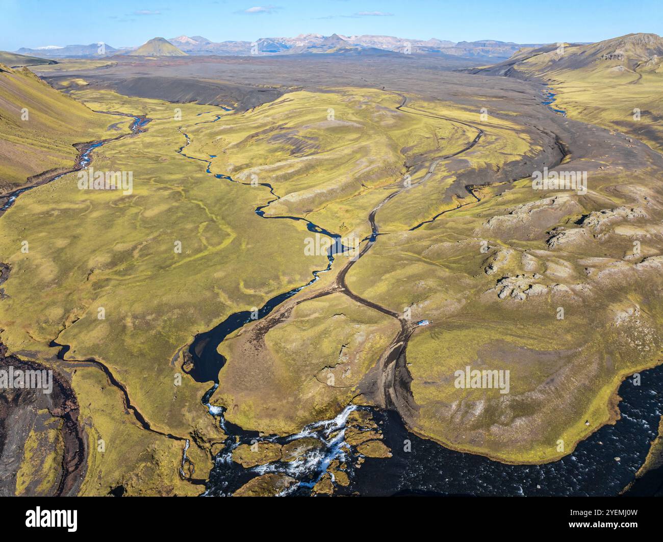 Route F232 Öldufellsleid, ford à la chute d'eau de la rivière bláfjallakvíslf, le long des pentes nord du mont couvert de mousse. Öldufell, Mt. Maelifell à l'arrière, bl Banque D'Images