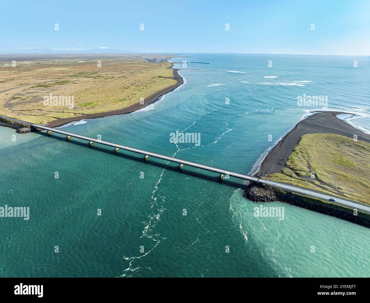 Pont sur la rivière Ölfusa, haute mer, près de Eyrarbakki, vue aérienne, côte sud, Islande Banque D'Images