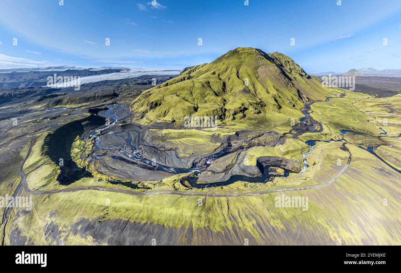 Rivière le long de la route F232 Öldufellsleid, pentes du mont. Öldufell, colline couverte de mousse dans le sable de lave noir, Mt. Maelifell à l'arrière (à droite), vue aérienne, glace Banque D'Images