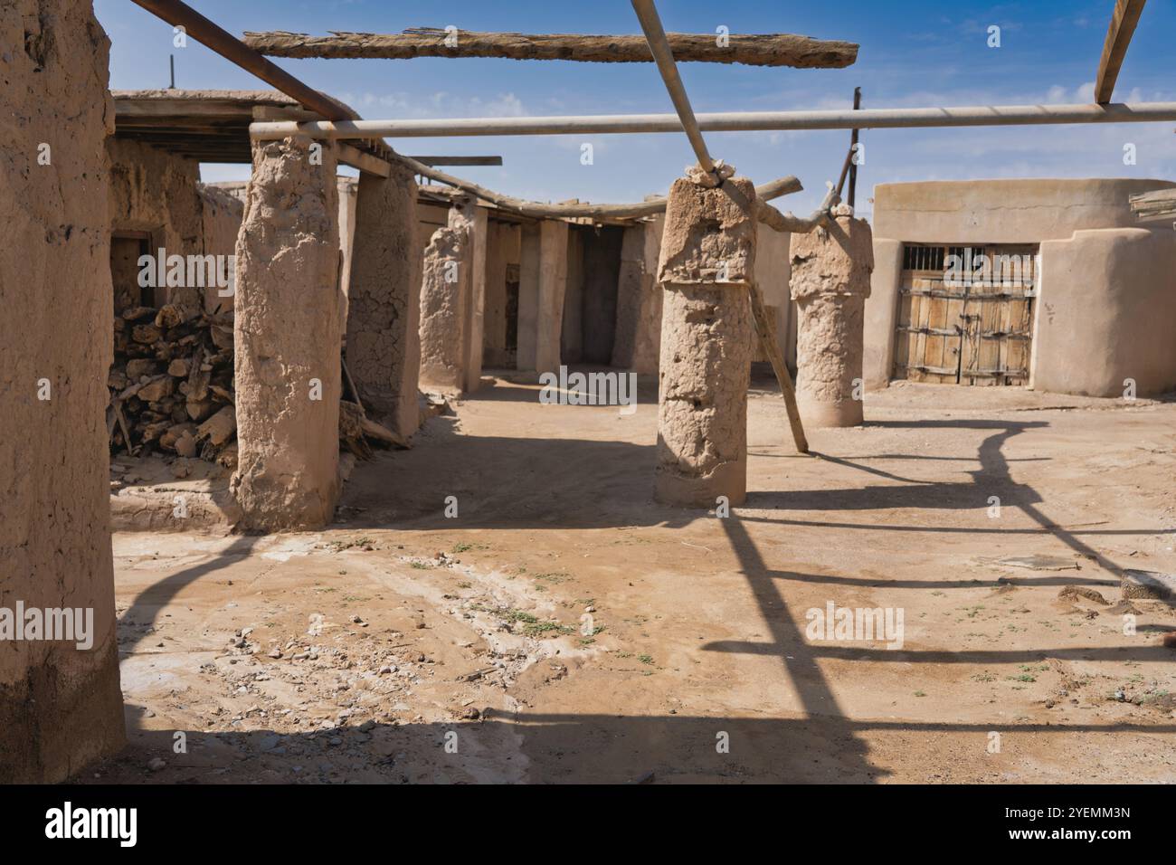 Le fort historique de Sulaif se dresse à Ibri, Oman, présentant une architecture ancienne dans un ciel bleu. Banque D'Images