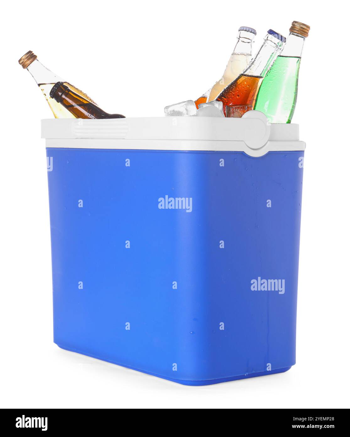 Beaucoup de bouteilles de boissons dans la glacière isolée sur blanc Banque D'Images