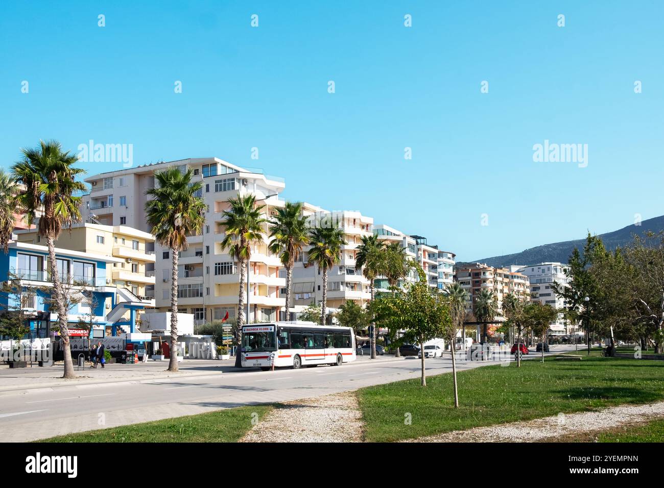 Vlore, Albanie, centre de la plage Lungo Mare de la ville avec de nouveaux immeubles d'appartements. Paysage urbain. Centre Vlore avec hôtels et appartements de luxe avec Palm Banque D'Images