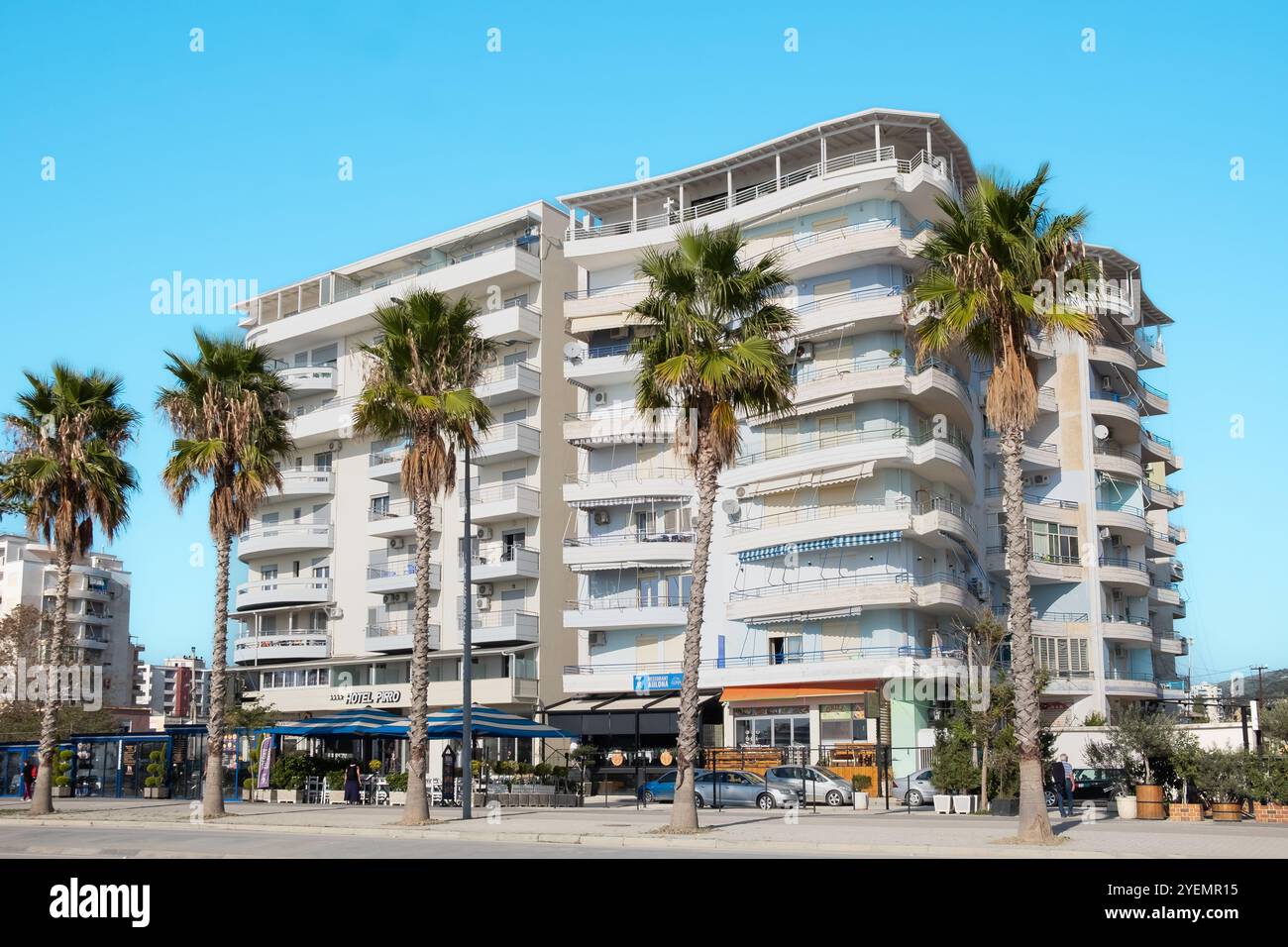 Vlore, Albanie, centre de la plage Lungo Mare de la ville avec de nouveaux immeubles d'appartements. Paysage urbain. Centre Vlore avec hôtels et appartements de luxe avec Palm Banque D'Images