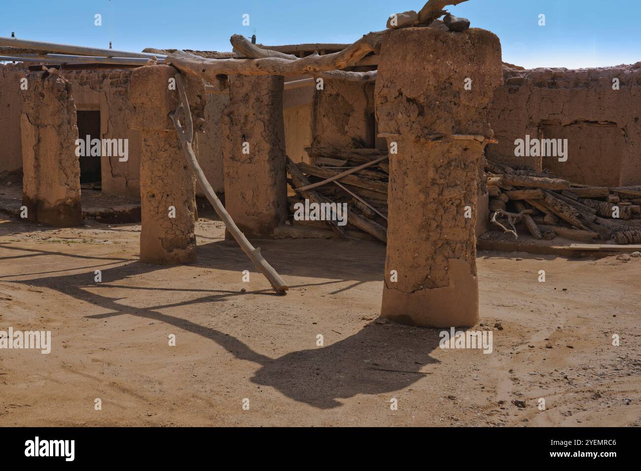 Le fort historique de Sulaif se dresse à Ibri, Oman, présentant une architecture ancienne dans un ciel bleu. Banque D'Images