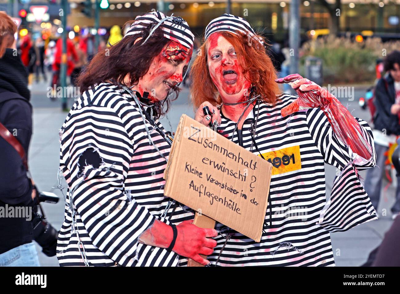 Kultur und Sicherheitsauflagen Der traditonelle Zombie Walk zu Halloween ist von Seiten der Stadt wegen Sicherheitsbedenken und hohen Kosten abgesagt worden. Es wurde wegen dieser Entscheidung eine démonstration unter dem Titel Versammeln statt Gammeln auf die Beine gestellt. Essen Nordrhein-Westfalen Deutschland Innenstadt *** culture et réglementation de sécurité la traditionnelle promenade des zombies d'Halloween a été annulée par la ville en raison de problèmes de sécurité et de coûts élevés en raison de cette décision, une manifestation a été organisée sous le titre rassemblement au lieu de rassembler Essen Rhénanie du Nord-Westphalie G Banque D'Images