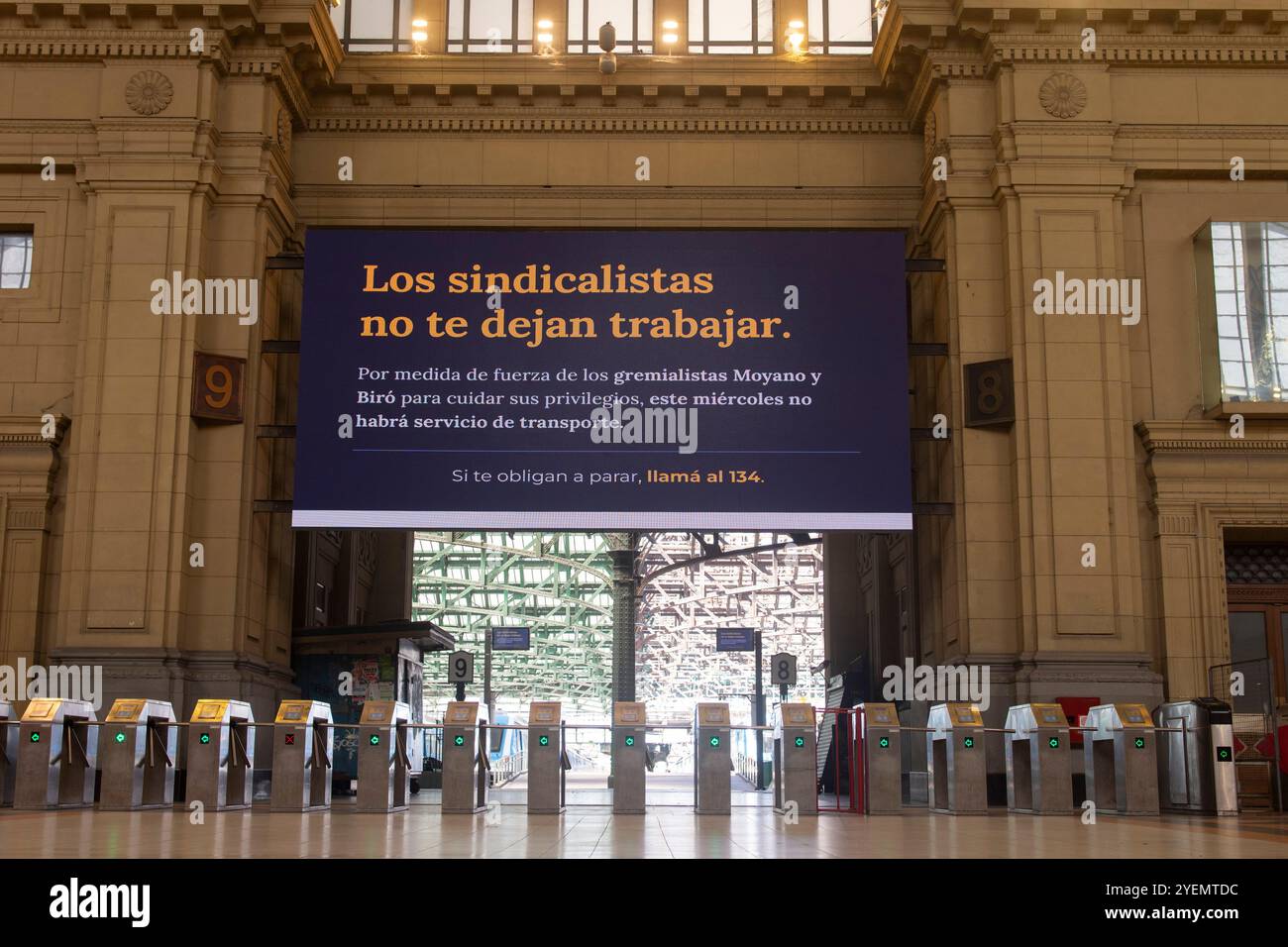 Les écrans de la salle centrale de la Plaza Constitución montrent une propagande gouvernementale qui mentionne : les syndicalistes ne vous laissent pas travailler. Les syndicats des transports argentins ont annoncé qu’ils organiseraient deux grèves ce mercredi 30 octobre et jeudi 31 octobre. La grève affectera à la fois le transport de passagers et de marchandises. Banque D'Images