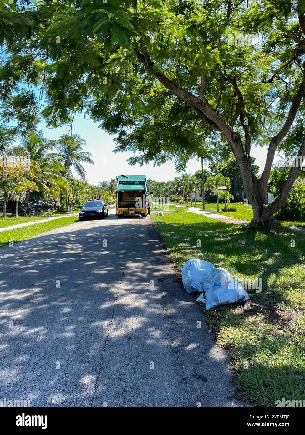 Camion poubelle et sacs poubelle dans la rue, Plantation, Floride, États-Unis - Image de stock capturée avec un smartphone