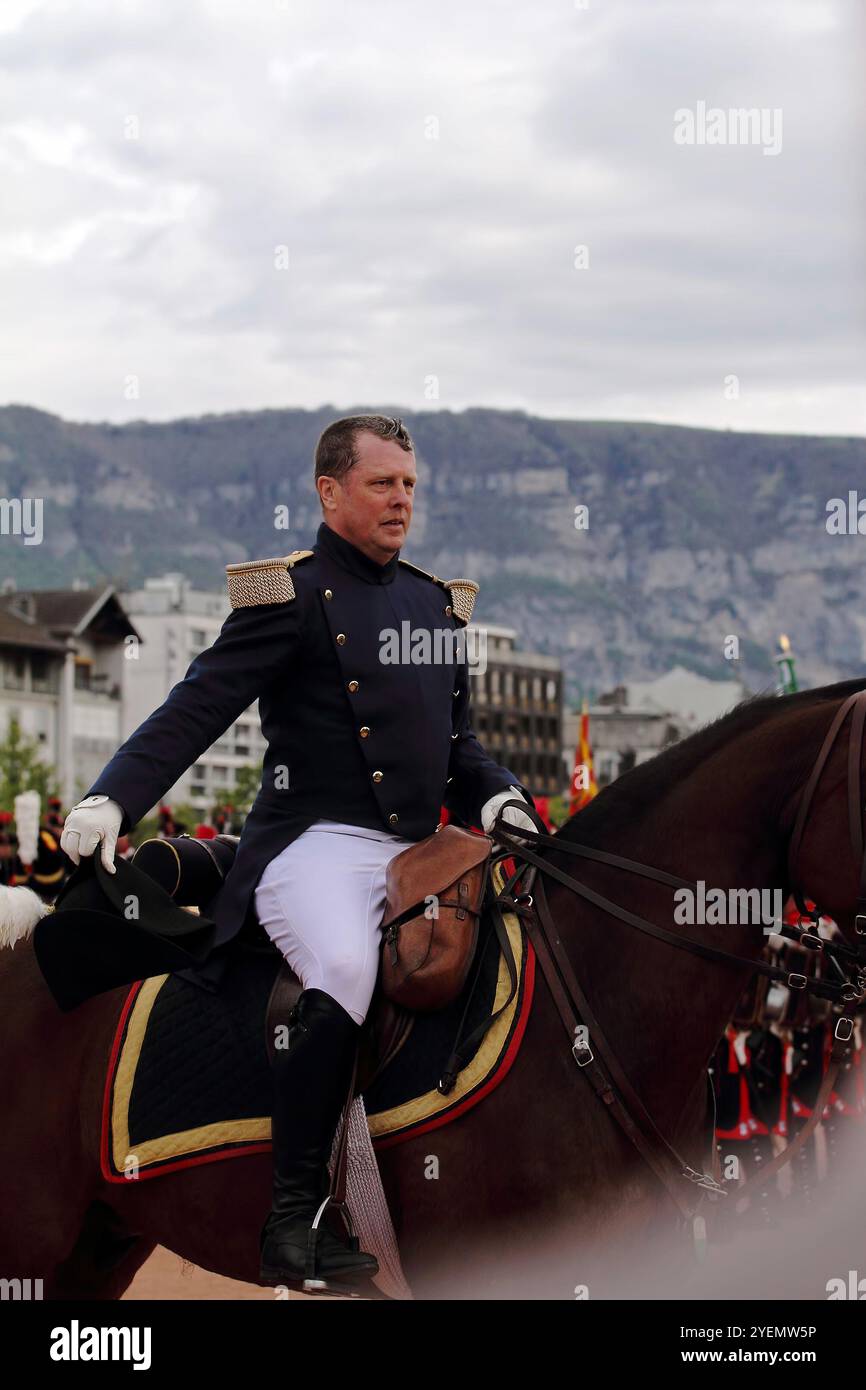 GENÈVE ; SUISSE-04 mai 2024 : officier de cavalerie en uniforme de milice du canton de Vaud participe au défilé de rue - marche des anciens Grenadiers. Banque D'Images