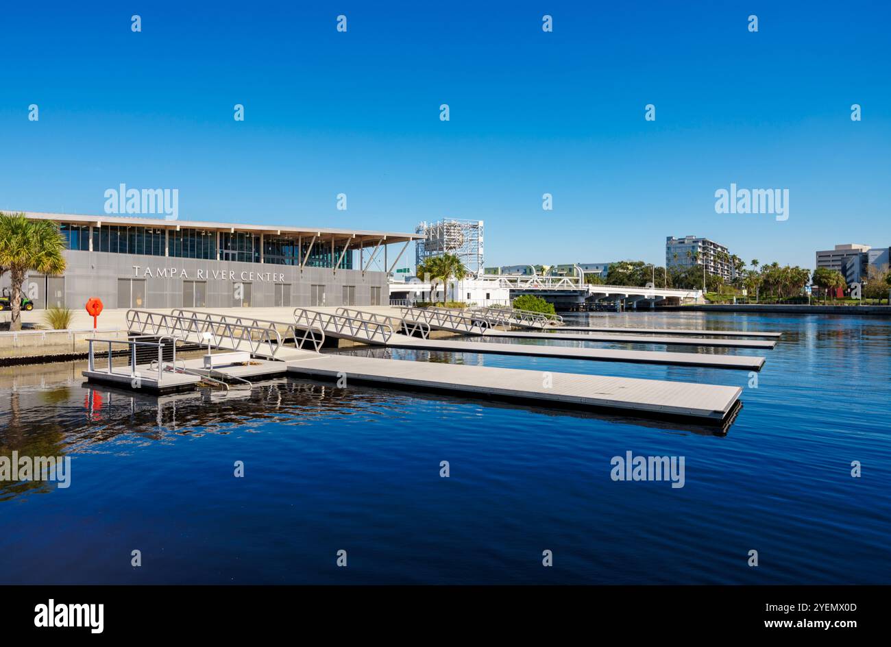 Tampa, Floride, États-Unis - 24 octobre 2024 : Tampa River Center sur la rivière Hillsborough Banque D'Images