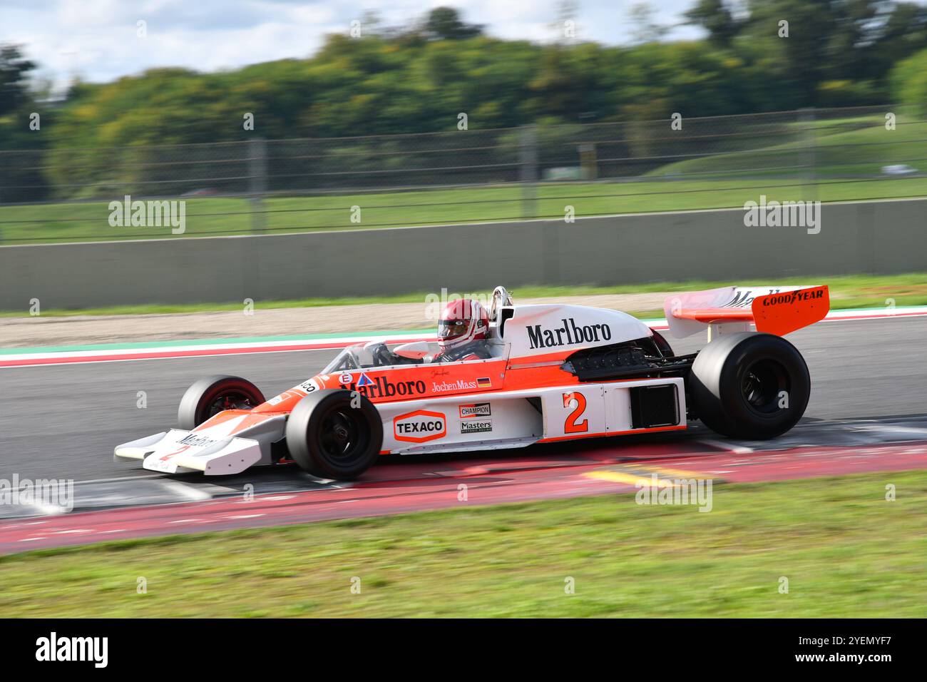 Scarperia, Italie - 12 octobre 2024 : McLaren M23 de l'année 1976 ex Johen Mass et James Hunt conduisent par inconnu en action pendant la séance d'entraînement à Muge Banque D'Images