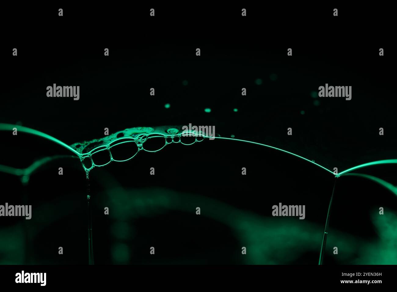 Ligne fantastique verte, liquide vert sur fond noir, abstrait surréaliste, ligne de lumière, espace de copie sombre Banque D'Images