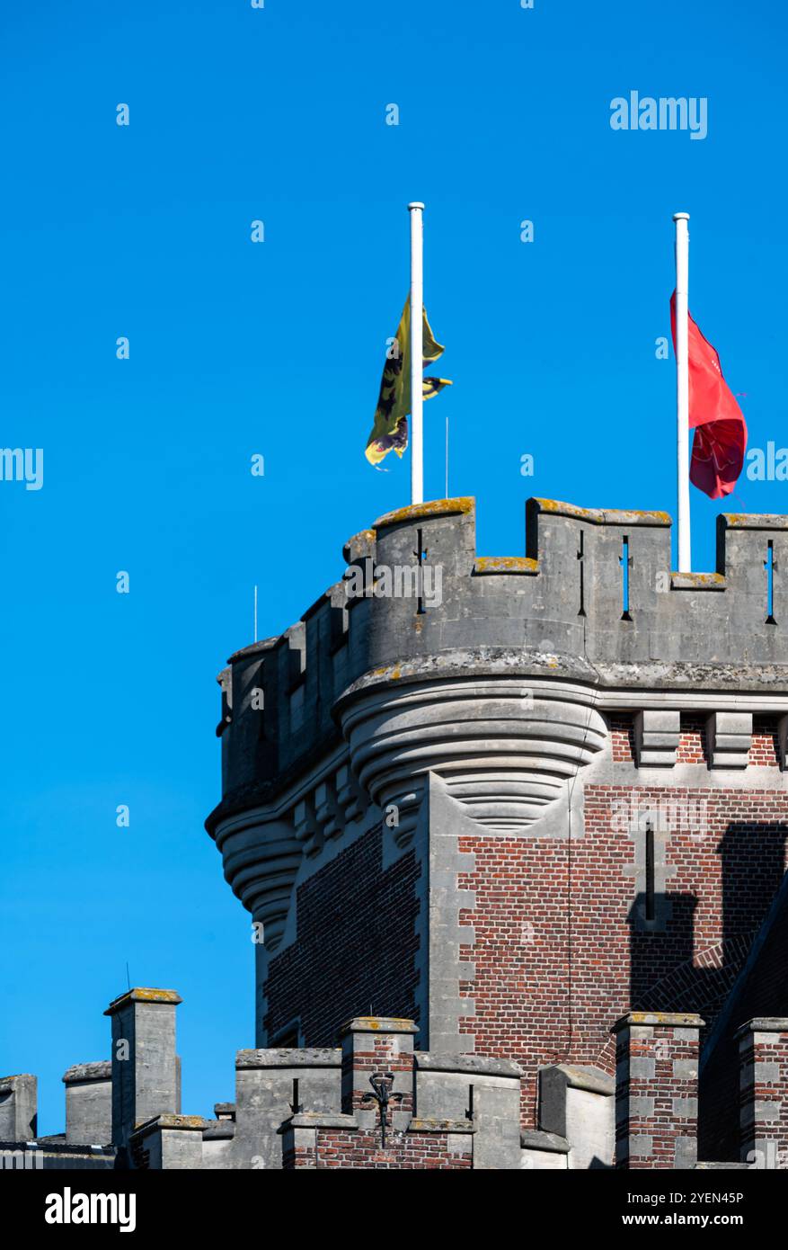 La tour du château médiéval de Gaasbeek avec drapeaux à Lennik, Brabant flamand, Belgique, 23 octobre 2024 Banque D'Images