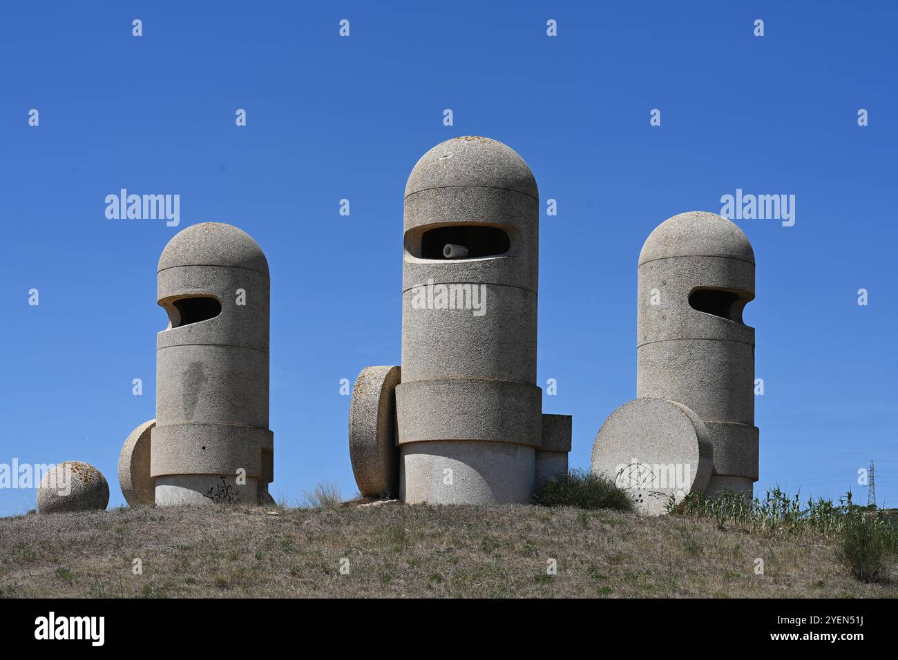 Monument Cathares 'les Chevaliers Cathares' sculpture moderne (1980) de Jacques Tissinier, représentant les Chevaliers Cathares, près de Narbonne France Banque D'Images