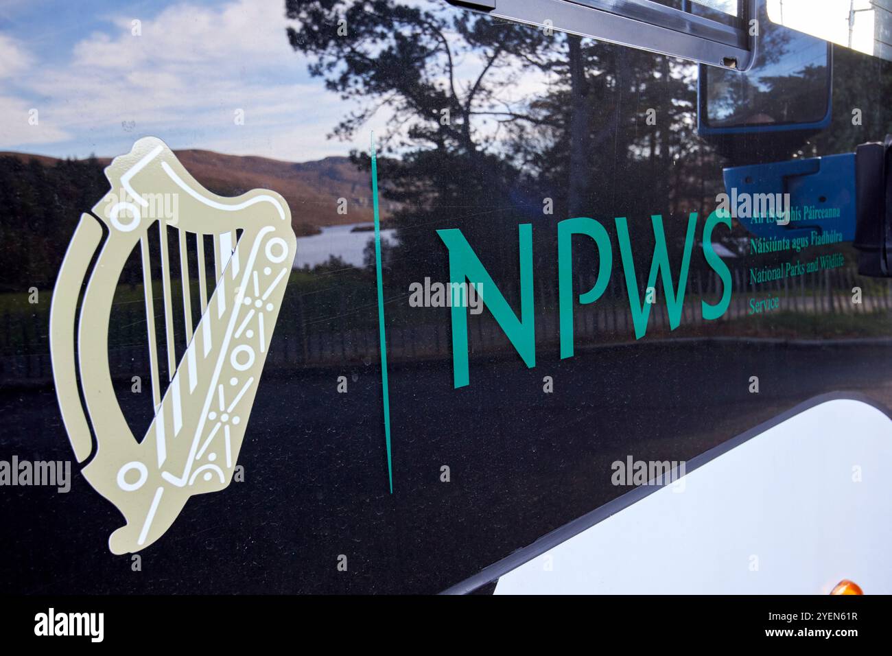 logo des parcs nationaux et du service de la faune npws sur un bus, comté de donegal, république d'irlande Banque D'Images