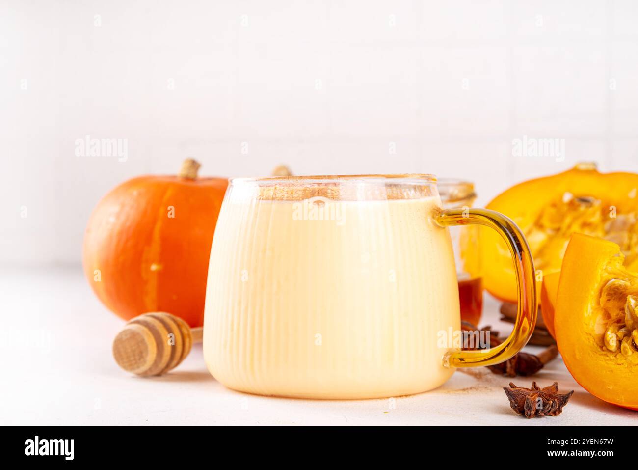 Lait de citrouille sucré sans caféine, dessert boisson saine, alternative au latte de citrouille sans café Banque D'Images