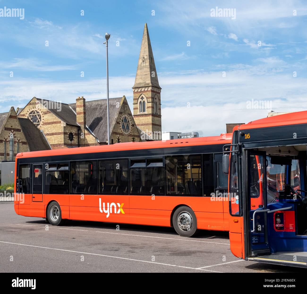 Kings Lynn, Norfolk, Royaume-Uni – 20 juillet 2024. Bus de passagers garés dans la gare routière attendant les passagers à monter à bord Banque D'Images
