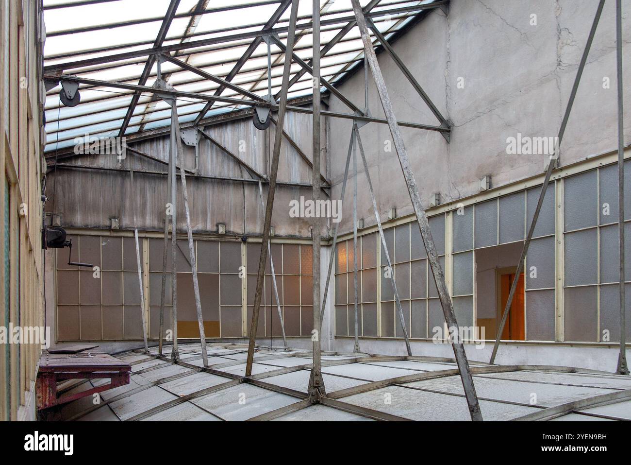 toit en verre dans une vieille maison, grenier en verre avec des supports en fer Banque D'Images