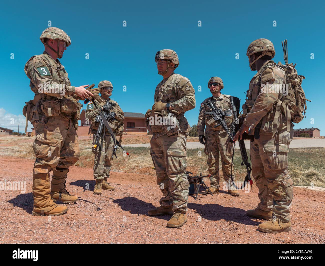 Les soldats de l'armée américaine de la 4e brigade de soutien de la 4e division d'infanterie formulent des plans pour améliorer après avoir terminé les tests de la meilleure compétition d'escouade à Fort Carson, Colorado, le 9 avril 2024. Le 4ème Inf. Div. La compétition Best Squad teste rigoureusement les soldats sur leur endurance, leur habileté dans les techniques de combat et leur capacité à effectuer sous le stress et la fatigue extrême. (Photo de l'armée américaine par le PFC Jonathan Reyes) Banque D'Images