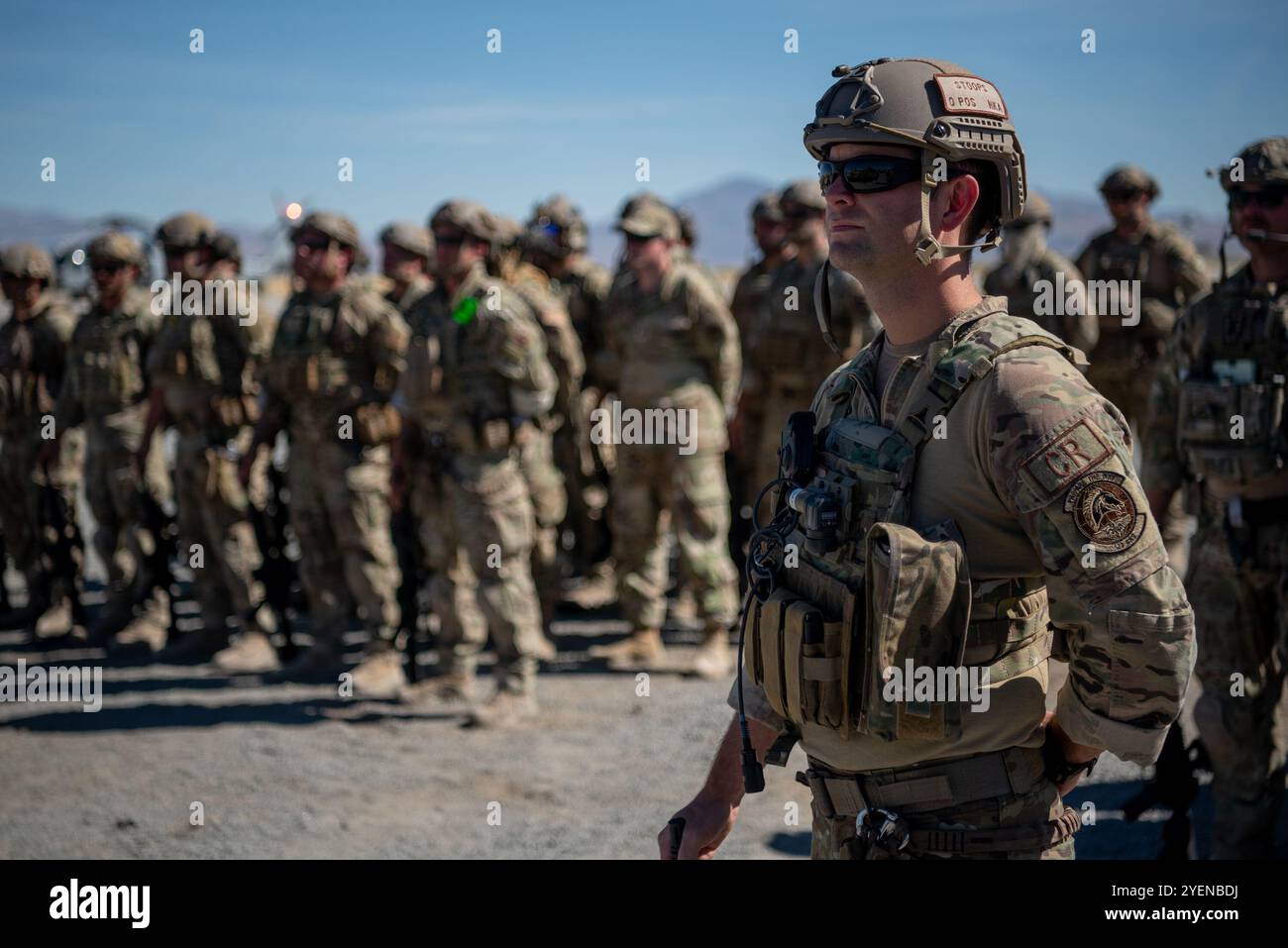 Des aviateurs du 123e groupe d’intervention de contingence de la Garde nationale aérienne du Kentucky assistent à une cérémonie de passation de commandement à l’aérodrome de l’armée d’Amedee, Calif, le 26 août 2024. La cérémonie a eu lieu à la fin d’un exercice d’une semaine qui a testé la capacité du 123e CRG à mener une opération d’ouverture de la Force opérationnelle interarmées-Port, une opération conçue pour distribuer de manière sûre et efficace du fret et des fournitures dans des zones austères touchées par des événements catastrophiques ou des conflits. (Photo de la Garde nationale aérienne des États-Unis par le Sgt-maître Joshua Horton) Banque D'Images