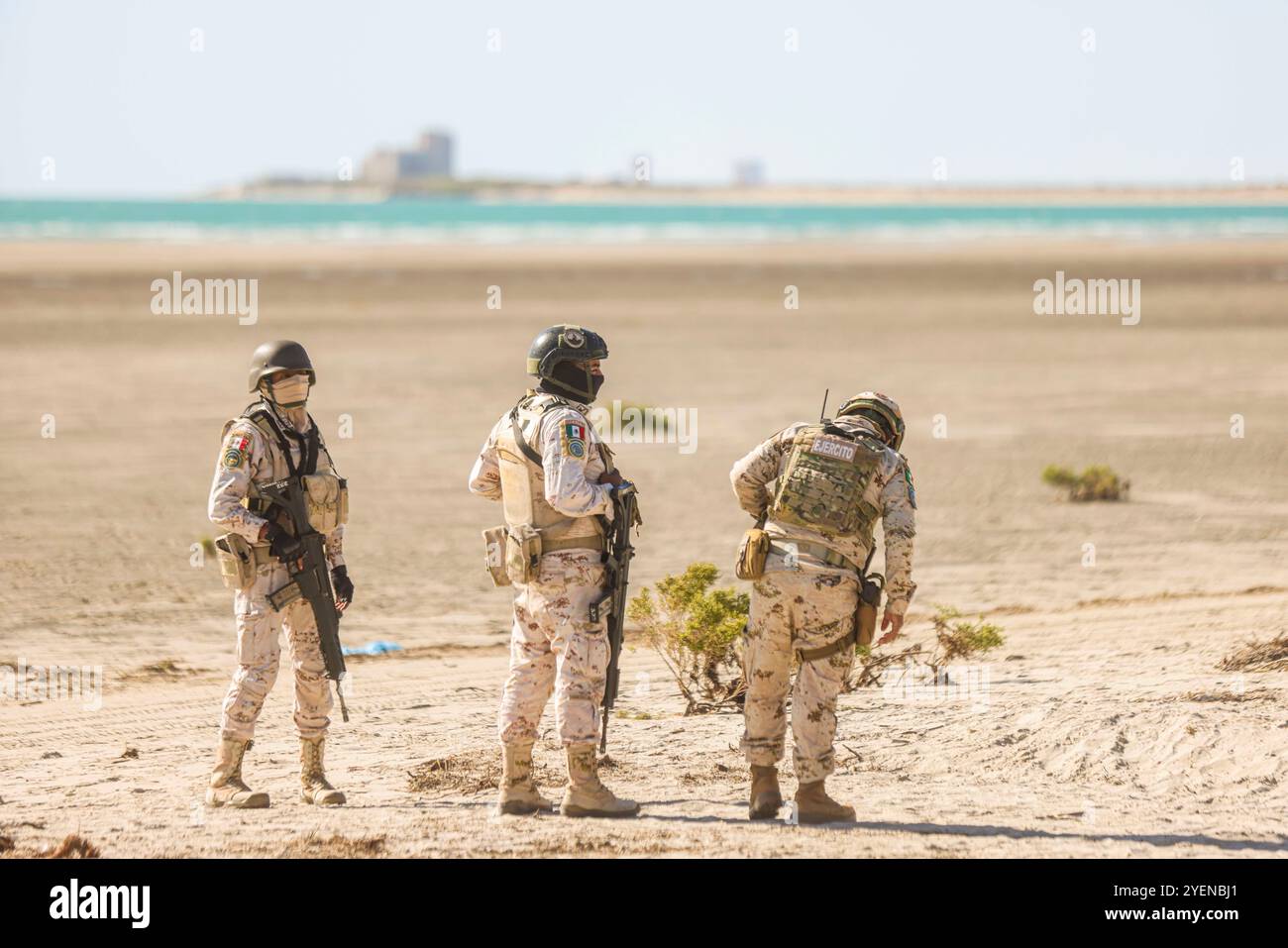 PUERTO PEÑASCO, MEXIQUE - 19 OCTOBRE : des soldats de l'armée et de la marine mexicaines surveillent l'arrivée des coureurs et du camp , lors de la course de 75 km, dans le cadre de Gran Carrera del Desierto le 19 octobre 2024 à Puerto Peñasco, Sonora, Mexique. (Photo de Luis Gutierrez/Norte photo).... Soldados del Ejército y la Marina de México vigilan la llegada de los corredores y el campamento, durante la competencia de ruta de 75 km, como parte de la Gran Carrera del Desierto el 19 de octubre de 2024 en Puerto Peñasco, Sonora, Mexique. Banque D'Images