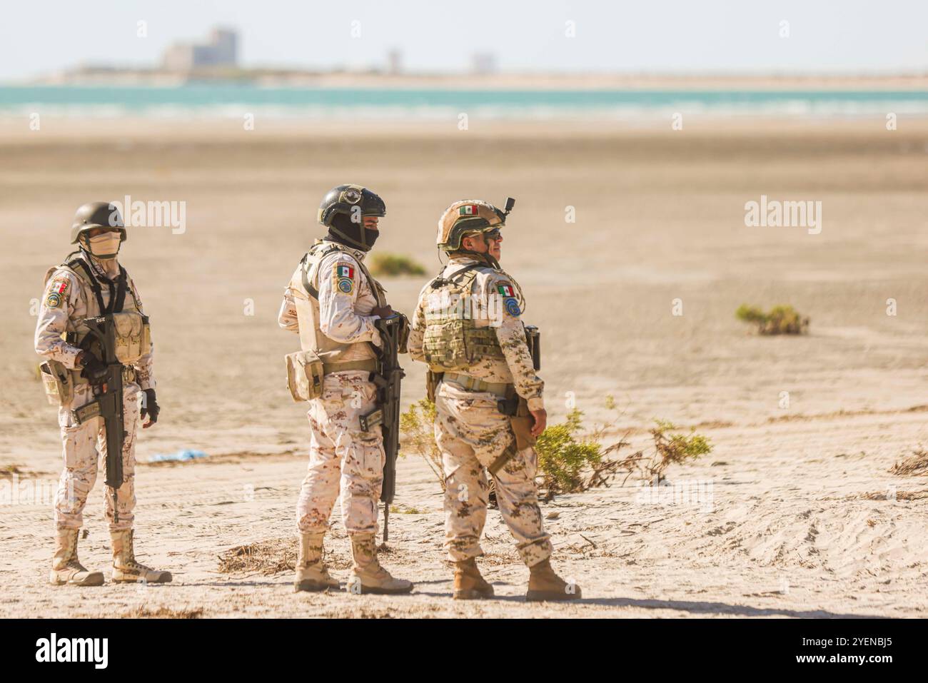 PUERTO PEÑASCO, MEXIQUE - 19 OCTOBRE : des soldats de l'armée et de la marine mexicaines surveillent l'arrivée des coureurs et du camp , lors de la course de 75 km, dans le cadre de Gran Carrera del Desierto le 19 octobre 2024 à Puerto Peñasco, Sonora, Mexique. (Photo de Luis Gutierrez/Norte photo).... Soldados del Ejército y la Marina de México vigilan la llegada de los corredores y el campamento, durante la competencia de ruta de 75 km, como parte de la Gran Carrera del Desierto el 19 de octubre de 2024 en Puerto Peñasco, Sonora, Mexique. Banque D'Images