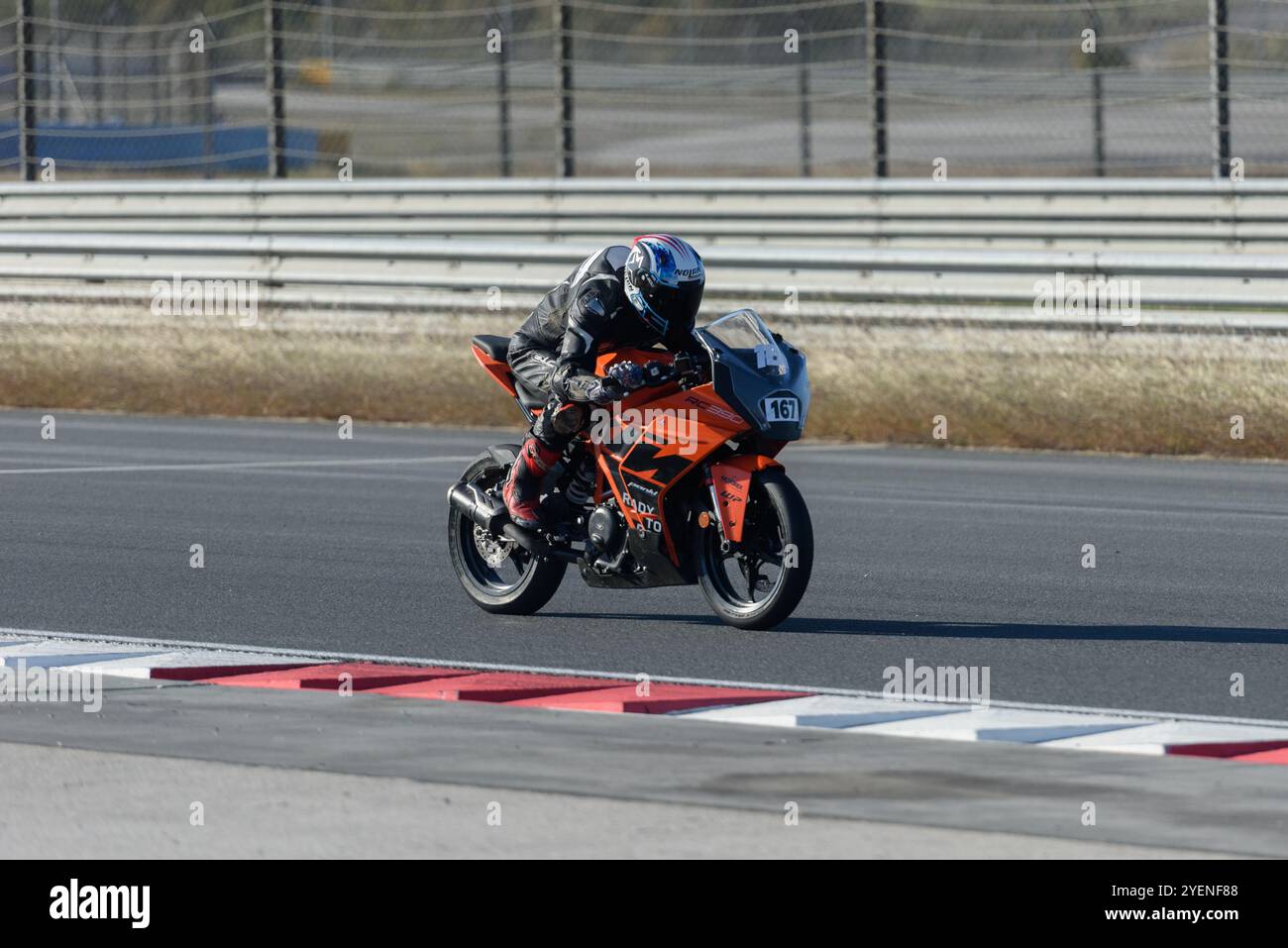 ISTANBUL, TURQUIE - 27 OCTOBRE 2024 : moto en accélération dans le Championnat turc sur piste. Cette course a eu lieu sur la piste d'IstanbulPark. Banque D'Images ISTANBUL, TURQUIE - 27 OCTOBRE 2024 : moto en accélération dans le Championnat turc sur piste. Cette course a eu lieu sur la piste d'IstanbulPark. Banque D'Images